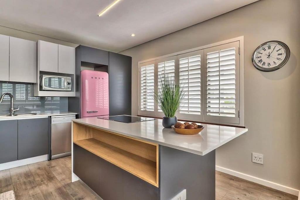 Apartment Beachfront Gem With Generator Cape Town